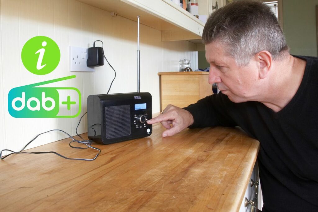 Un homme ajuste une radio compatible avec la technologie DAB+.