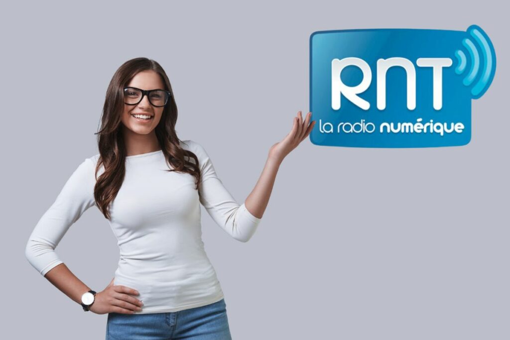 Une femme souriante en lunettes tenant un logo RNT la radio numérique